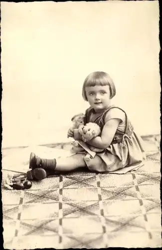 Foto Ak Portrait von einem Mädchen mit Teddy und Puppe