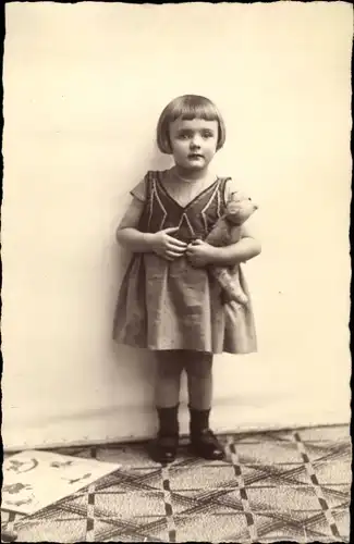 Foto Ak Portrait von einem Mädchen mit Teddy