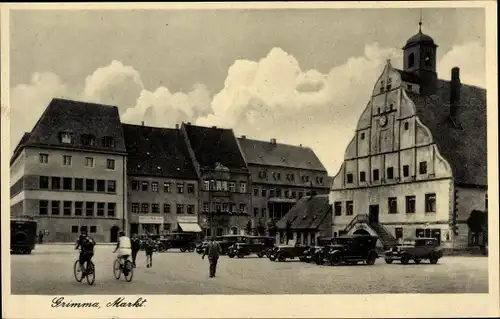 Ak Grimma in Sachsen, Partie am Markt, Rathaus, Radfahrer, Autos