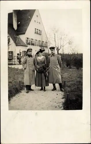 Foto Ak Nürnberg in Mittelfranken, zwei Männer in Uniform, Frau, Wohnhaus