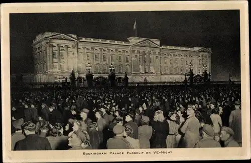 Ak City of Westminster London England, Buckingham Palace Floodlit on VE-Night
