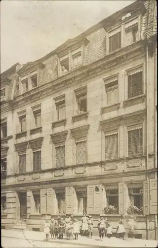 Foto Ak Magdeburg an der Elbe, Wohnhaus, Kindergruppe auf der Straße