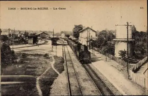 Ak Bourg la Reine Hauts de Seine, La Gare, Bahnhof, Gleisseite, Dampflok, Wasserturm