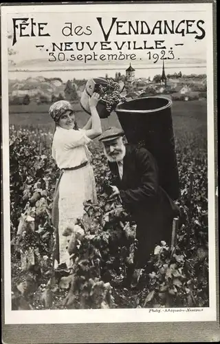 Ak Mann und Frau bei der Weinlese, Fete des Vendanges a Neuveville, 30. Septembre 1923