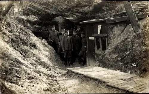 Foto Ak Deutsche Offiziere, Bataillon Gefechtsstand B I, Stab II. Batl., Febr. März 1918, I. WK