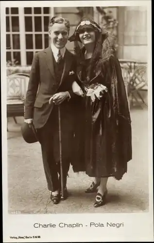 Ak Schauspieler Charlie Chaplin und Pola Negri, Portrait