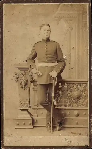 Kabinett Foto Hannover, Deutscher Soldat in Uniform, Standportrait