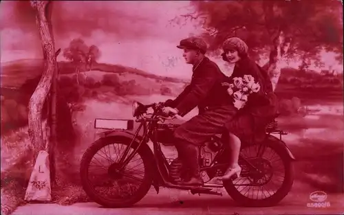 Ak Paar auf einem Motorrad
