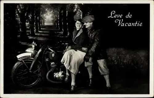 Ak Paar mit einem Motorrad, Leve de Vacantie