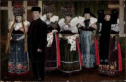 Ak Volkstrachten aus Schaumburg Lippe und Umgegend, Hochzeitszug, Kirchgang