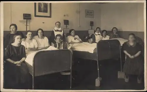 Foto Ak Inneres eines Krankenhauses, Krankenschwester, Patienten, Betten
