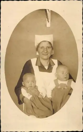 Foto Ak Portrait einer Krankenschwester mit zwei Kindern