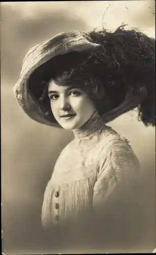 Foto Ak Portrait einer jungen Frau, Hut mit Feder