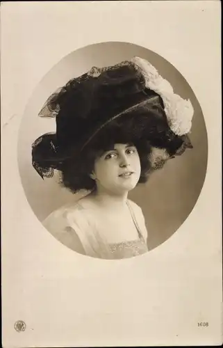 Foto Ak Portrait einer Frau, Hut mit Feder