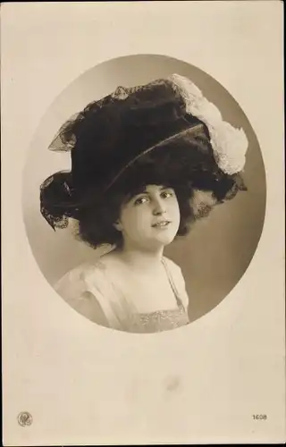 Foto Ak Portrait einer Frau, Hut mit Federn