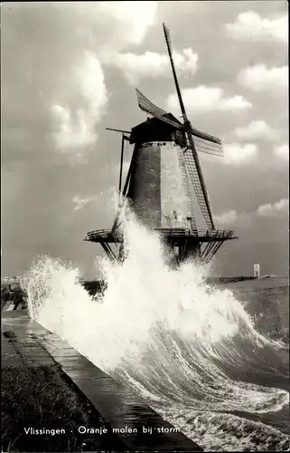 Ak Vlissingen Zeeland Niederlande, Windmühle, Brandung, Oranje molen bij storm