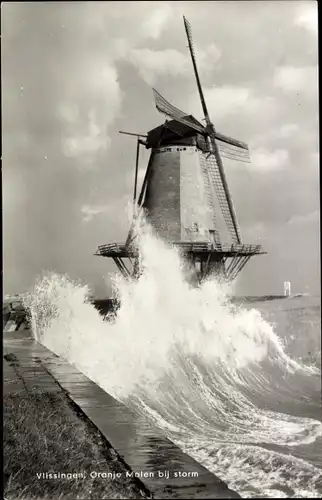 Ak Vlissingen Zeeland Niederlande, Windmühle, Brandung, Oranje molen bij storm