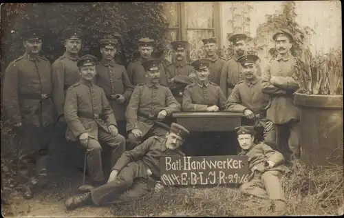 Foto Ak Deutsche Soldaten in Uniformen, Batl.-Handwerker 1914