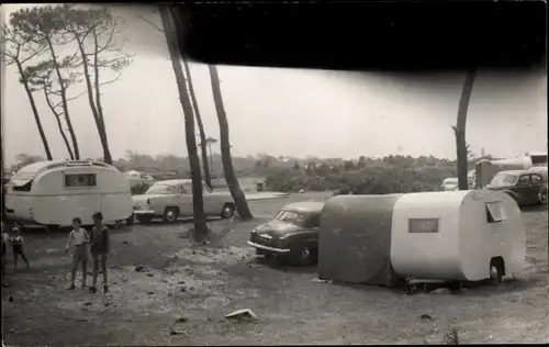 Foto Partie an einem Campingplatz, Autos