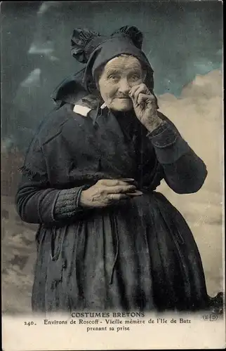 Ak Costume Bretons, Environs de Roscoff, Vieille memere de l'Ile de Batz prenant sa prise