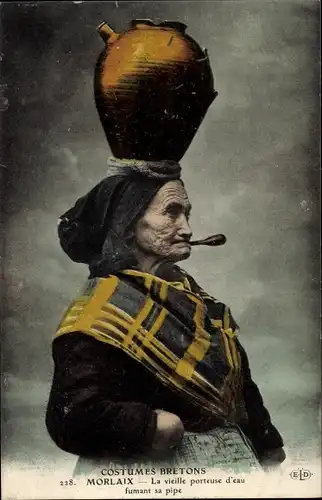 Ak Costume Bretons, Morlaix, La vieille porteuse d'eau fumant sa pipe
