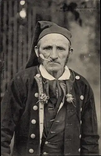 Ak Mann in bretonischen Trachten, Pfeife