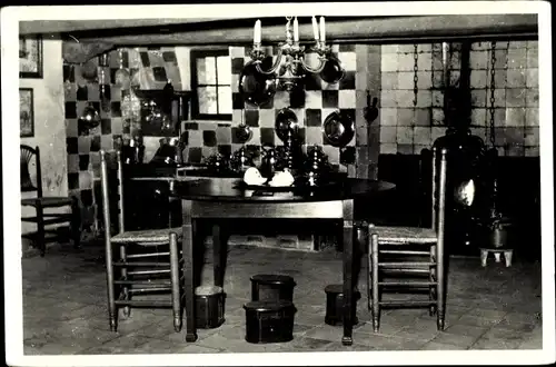 Ak Uithuizen Groningen Niederlande, Menkemaborg, Menkemaborgh, Küche, Kronleuchter