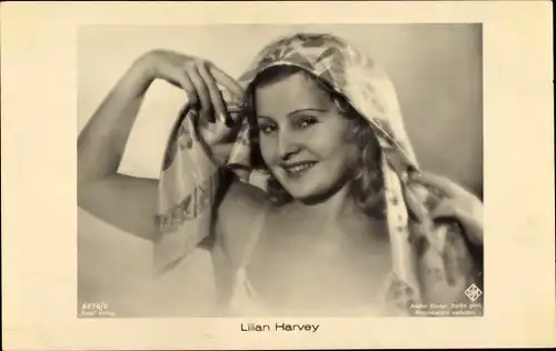 Ak Schauspielerin Lilian Harvey, Portrait, Kopftuch