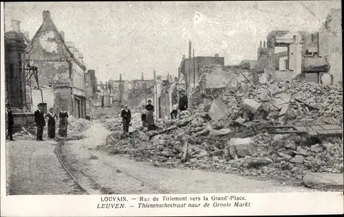 Ak Louvain Leuven Flämisch Brabant, Rue aux Tripes vers la Grand Place, Trümmer