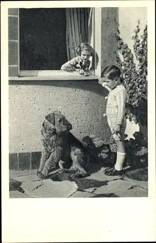 Foto Ak Terrier, Kinder am Fenster