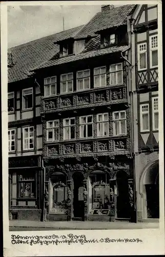 Ak Wernigerode Harz, Alte Holschnitzereien an Hausfront, Fachwerkhaus