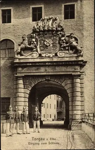 Ak Torgau an der Elbe, Eingang zum Schloss, Männer in Uniform