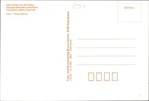 Ak Ralbitz Rosenthal Oberlausitz, Kath. Sorbin vor dem Kreuz, Panorama mit Kirche