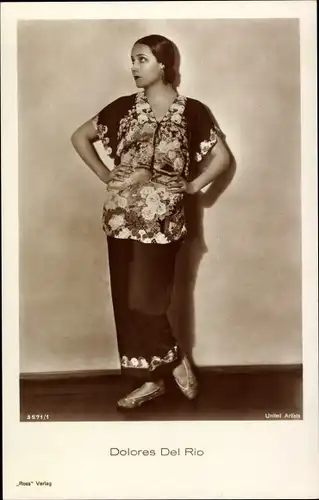 Ak Schauspielerin Dolores Del Rio, Standportrait, Ross Verlag 3571/1