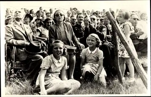 Ak Juliana der Niederlande und Prinz Bernhard mit Töchtern, Fest, 1948