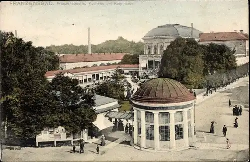 Ak Františkovy Lázně Franzensbad Region Karlsbad, Kolonnade mit Franzensquelle, Kurhaus