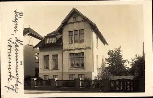 Foto Ak Neumünster in Holstein, Blick auf ein Wohnhaus