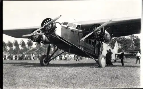 Foto Ak Passagierflugzeug am Boden