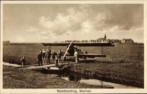 Ak Marken Nordholland, Noodlanding, Notlandung auf einer Wiese