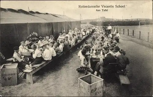 Ak Rotterdam Südholland Niederlande, Rotterdamsche Vacantie School, Aan Tafel