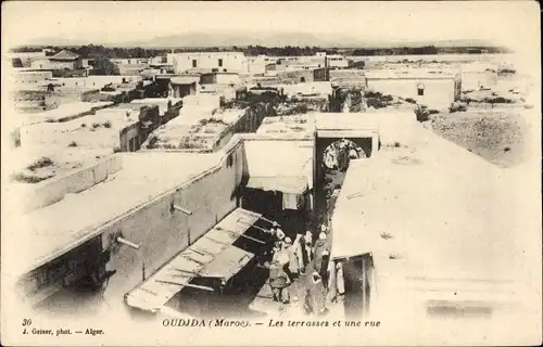 Ak Oudjda Oujda Marokko, Les Terrasses et une Rue