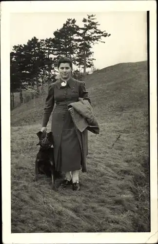 Foto Ak Frau mit Hund, Maulkorb, Gassi, Spaziergang