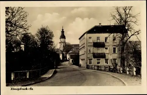 Ak Königsbrück in der Oberlausitz, Straßenpartie mit Blick auf die Kirche