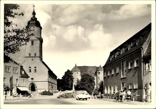 Ak Nossen Sachsen, Straßenpartie, Kirche und Schloss, Passanten