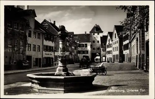 Ak Meersburg am Bodensee Baden Württemberg, Straßenpartie, Brunnen, Unteres Tor