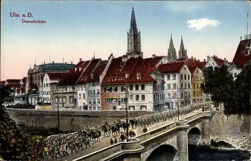Ak Ulm an der Donau, Soldaten passieren die Donaubrücke