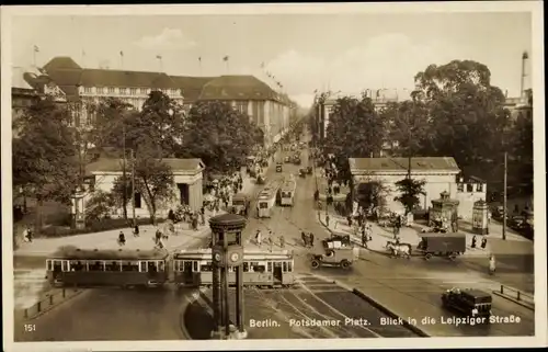 Ak Berlin Tiergarten, Potsdamer Platz, Blick in die Leipziger Straße, Straßenbahnen, Verkehr