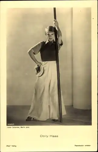 Ak Schauspielerin Dolly Haas, Standportrait
