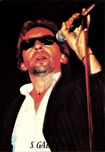 Ak Schauspieler und Sänger Serge Gainsbourg, Portrait, Mikrofon