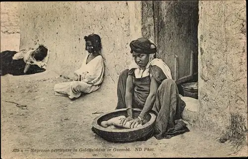 Ak Maghreb, Nègresse pétrissant la galette dans la guessaa, ND. Phot. 629